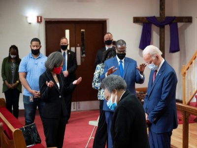 L'ancien vice-président américain Joe Biden prie lors d'une rencontre organisée le 1er juin 2020 dans une église de Wilmington, dans le Delaware, pour évoquer la mort de George Floyd et les inégalités aux Etats-Unis - JIM WATSON [AFP]