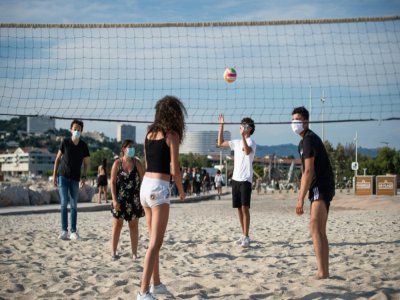 Partie de volleyball avec des masques sur la plage du Prado à Marseille, le 1er juin 2020 - CLEMENT MAHOUDEAU [AFP]