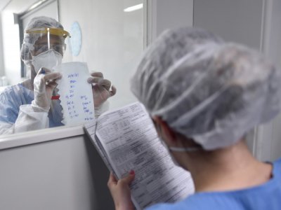 Des soignants échangent des informations dans un hôpital de Belo Horizonte (Brésil), le 1er juin 2020 - Douglas MAGNO [AFP]