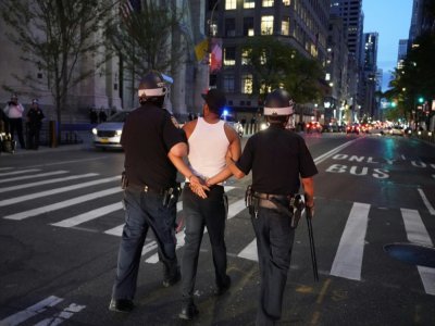 La police new-yorkaise emmène un manifestant menotté sur la 5e Avenue, à Manhattan, le 1er juin 2020 - TIMOTHY A. CLARY [AFP]