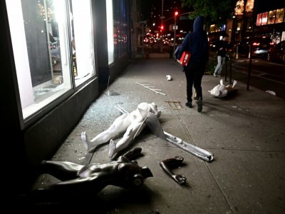 La vitrine d'un magasin brisée par des pillards dans un quartier du sud de Manhattan, le 1er juin 2020 - Johannes EISELE [AFP]