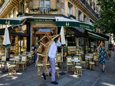 Installation des tables et chaises de la terrasse du café "Les deux Magots" à Paris le 1er juin 2020 - BERTRAND GUAY [AFP]