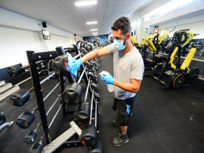 Désinfection des équipements de la salle de sport "Body Staff Gym", le 1er juin 2020 à Artigues-près-Bordeaux - MEHDI FEDOUACH [AFP]