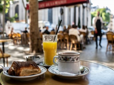 Petit-déjeuner à la terrasse d'un café parisien, le 2 juin 2020 - Martin BUREAU [AFP]