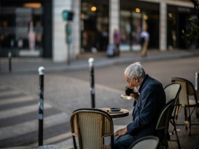 Premiers cafés en terrasse à Paris depuis la mi-mars, le 2 juin 2020 - Martin BUREAU [AFP]