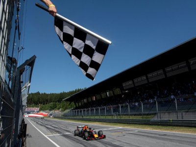 Le pilote néerlandais Max Verstappen passe la ligne d'arrivée lors du Grand Prix d'Autriche de Formule 1 le 30 juin 2019 sur le circuit de Spielberg - CHRISTIAN BRUNA [POOL/AFP/Archives]