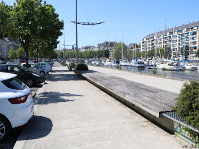 Les bars du port à Caen pourront installer des tables et chaises supplémentaires le long du port, sur la voie piétonne.