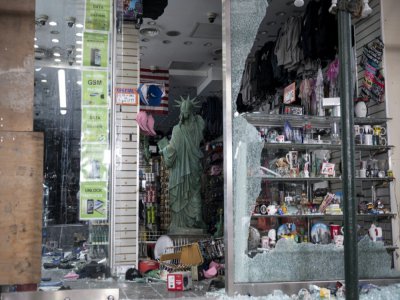 Un magasin de souvenirs pillés après une nouvelle nuit de protestations à Manhattan, à New York, malgré le couvre-feu. - Johannes EISELE [AFP]