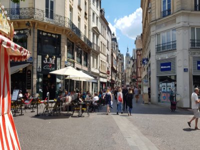 Pour respecter les distances et accueillir les clients ce mardi 2 juin, les terrasses se sont légèrement étendues sur la place du Vieux-Marché, à Rouen.