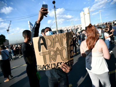 Manifestation le 2 juin 2020 devant  le Palais de justice de Paris en soutien à la famille d'Adama Traoré, jeune homme noir de 24 ans mort en 2016 après son interpellation par des gendarmes - STEPHANE DE SAKUTIN [AFP]