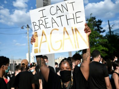 Manifestation à l'initiative des proches d'Adama Traoré devant le tribunal de Paris, le 2 juin 2020 - STEPHANE DE SAKUTIN [AFP]