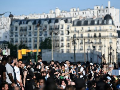 Manifestation devant le Palais de justice de Paris en soutien à la famille d'Adama Traoré, le 2 juin 2020 - STEPHANE DE SAKUTIN [AFP]