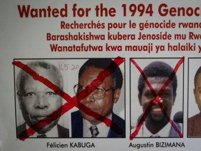 Un avis de recherche au siège de l'Unité de suivi des fugitifs du génocide à Kigali le 22 mai 2020, après l'arrestation de Félicien Kabuga en France - Simon Wohlfahrt [AFP/Archives]