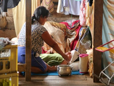 Un malade est soigné par un proche, à Iquitos au Pérou, le 1er juin 2020 - Cesar Von BANCELS [AFP]