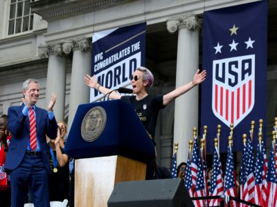 La footballeuse américaine Megan Rapinoe célèbre le titre mondial des Etats-Unis le 10 juillet 2019 à New York - Johannes EISELE [AFP/Archives]