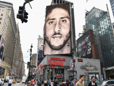 Le joueur de football américain Colin Kaepernick représenté sur une publicité de Nike le 8 septembre 2018 à New York - Angela Weiss [AFP/Archives]
