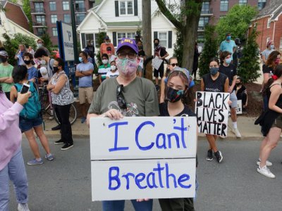 Jeff Austin et sa fille, lors d'une manifestation à Bethesda, le 2 juin 2020 - Paul HANDLEY [AFP]