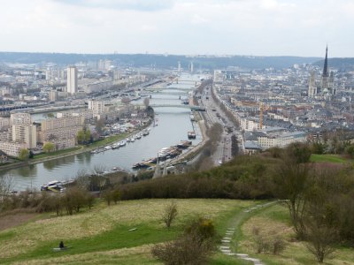 Le panorama de la côte Sainte-Catherine offre une vue splendide sur Rouen et les alentours.