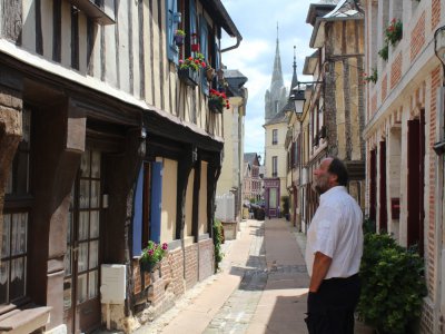 Dominique nous présente ici la rue du Dr-Magalon qui conserve encore de belles maisons à pans de bois et qui relie la place du Bateau à la pittoresque place Saint-Michel. - Elodie Laval