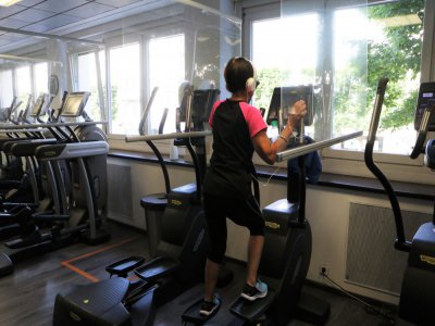 Des plexiglas souples ont été installés entre chaque machine dans cette salle de sport du centre-ville de Caen rouverte le mardi 2 juin.