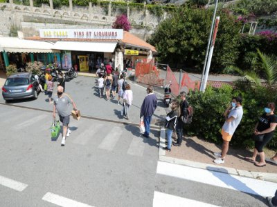 Des gens font la queue pour acheter des cigarettes du côté italien à la frontière franco-italienne près de Menton le 3 juin 2020 alors que l'Italie rouvre ses frontières avec l'Europe - Valery HACHE [AFP]