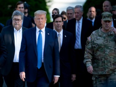 Donald Trump avec Mark Esper (à sa gauche derrière lui) le 1er juin à Washington - Brendan Smialowski [AFP]