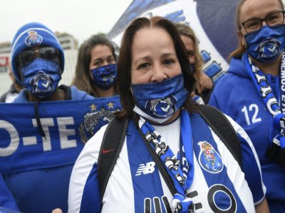 Des supportrices de Porto aux abords du stade de Famalicao, le 3 juin 2020 - MIGUEL RIOPA [AFP]