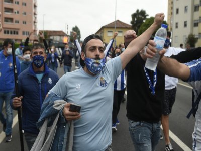 Des supporteurs de Porto aux abords du stade de Famalicao, le 3 juin 2020 - MIGUEL RIOPA [AFP]