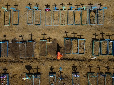 Vue aérienne du cimetière Nossa Senhora Aparecida près de Taruma, Manaus, au Brésil, le 2 juin 2020 - Michael DANTAS [AFP]