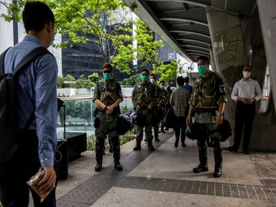Des policiers anti-émeutes montent la garde devant le siège du Conseil législatif de Hong Kong, le 4 juin 2020 - ISAAC LAWRENCE [AFP]