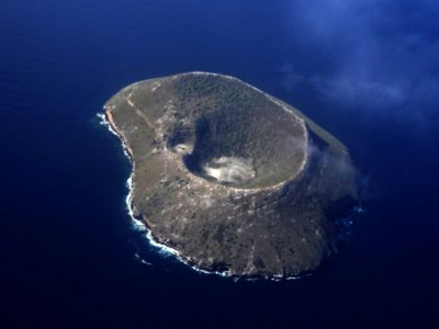 L'îlot Daphné Mayor, des Galapagos, photographié depuis le hublot d'un avion, en février 2019 - Rodrigo BUENDIA [AFP/Archives]