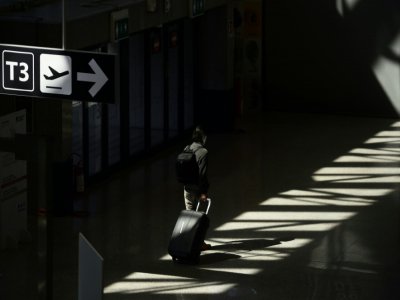 Un voyageur traverse le Terminal T3 à l'aéroport de Rome Fiumicino le 3 juin 2020 - Filippo MONTEFORTE [AFP]