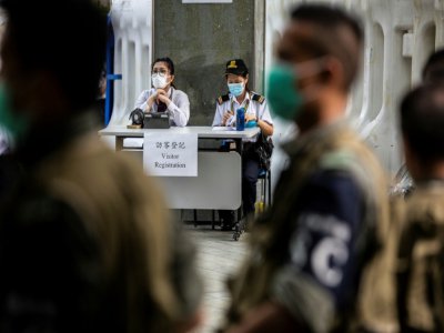 Des froces de sécurité devant le Consil législatif à Hong Kong, le 4 juin 2020 - ISAAC LAWRENCE [AFP]