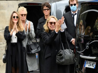 L'épouse de Guy Bedos, Joëlle Bercot (C), leur fille Victoria Bedos (G) et Muriel Robin (2G) à leur arrivée à l'église Saint-Germain-des-Prés à Paris le 4 juin 2020 pour assister aux funérailles - Bertrand GUAY [AFP]