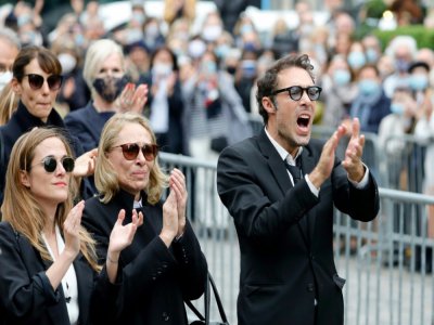 La fille de Guy Bedos Victoria Bedos (G), son fils Nicolas Bedos (D) et son épouse Joëlle Bercot (C) lors des funérailles à l'église Saint-Germain-des-Prés de Paris le 4 juin 2020 - Thomas SAMSON [AFP]