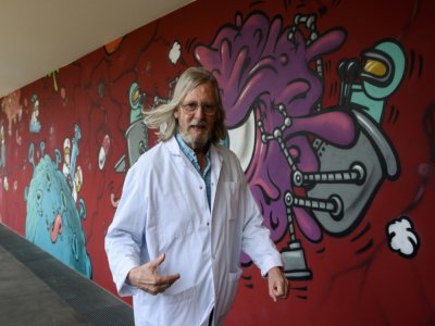 Le professeur Didier Raoult, promoteur de l'hydroxychloroquine, au coeur de la controverse du Lancet, dans son centre de recherche le 3 juin 2020 à Marseille - Christophe SIMON [AFP]