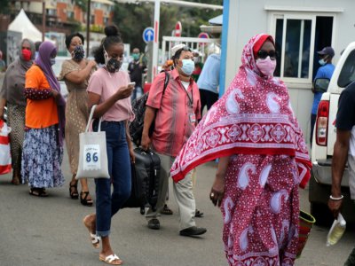 Des passagers s'apprêtent prendre le ferry à Mamoudzou, à Mayotte le 4 juin 2020 - Ali AL-DAHER [AFP]