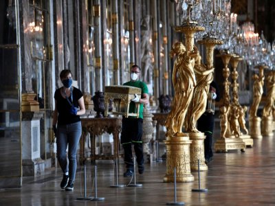 Remise en place de la Galerie des glaces au Château de Versailles, le 5 juin 2020 pour la réouverture prévue samedi - STEPHANE DE SAKUTIN [AFP]
