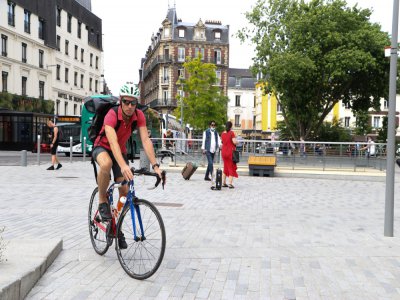 Sur son vélo et avec son sac à dos, Xavier Renault parcourt la ville pour distribuer les repas aux sans-abri.