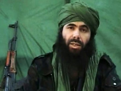 Le leader d'Al Qaïda au Maghreb islamique (AQMI), l'Algérien Abdelmalek Droukdal filmé dans un dans un lieu non identifié, le 26 juillet 2010 - - [Hand-Out/AFP/Archives]