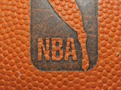 Le logo de la NBA sur un ballon utilisé lors d'une rencontre opposant les Denver Nuggets aux Portland Trail Blazers le 28 décembre 2010 à Denver. - Garrett Ellwood [GETTY IMAGES NORTH AMERICA/AFP/Archives]