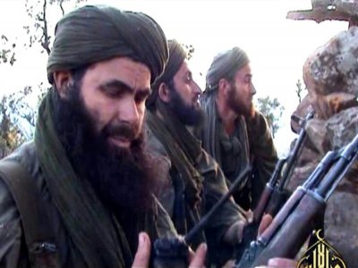 Le leader d'Al Qaïda au Maghreb islamique (AQMI), l'Algérien Abdelmalek Droukdal dans un lieu non identifié, le 23 mai 2012 - - [Al-Andalus/AFP/Archives]