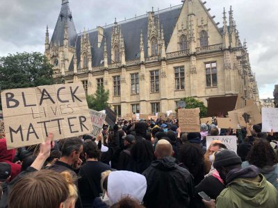 D'après la préfecture de Seine-Maritime, 1 500 personnes ont manifesté, vendredi 5 juin, à Rouen, en hommage à George Floyd mais aussi pour dire non au racisme.