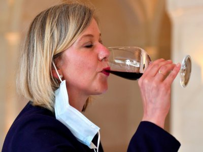 Dégustation d'un vin par une professionnelle au château Montrose dans le domaine de Saint-Estephe, près de Bordeaux, le 4 juin 2020 - GEORGES GOBET [AFP]