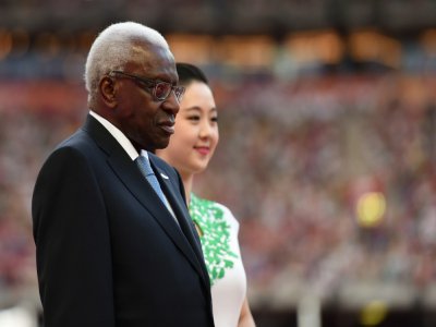 Le Sénégalais Lamine Diack, alors président de l'IAAF, lors de la cérémonie du podium du marathon aux Mondiaux d'athlétisme, le 22 août 2015 à Pékin - JOHANNES EISELE [AFP/Archives]