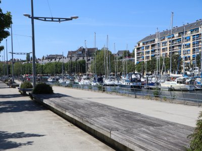 Les quais du port de Caen, l'endroit idéal pour se retrouver en famille ou entre amis.