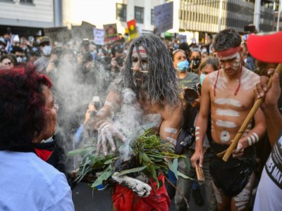 Des manifestants participent à une  cérémonie traditionnelle  abrigènes, pendant la manifestation contre le racisme à Sydney, le 6 juin 2020 - SAEED KHAN [AFP]
