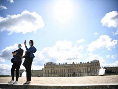 Des visiteurs dans les jardins du château de Versailles, le 6 juin 2020 - Anne-Christine POUJOULAT [AFP]