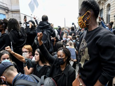 Des manifestants s'agenouillent lors d'un rassemblement près de la place de la Concorde et de l'ambassade américaine, le 6 juin 2020 à Paris, pour dénoncer les violences policières - Anne-Christine POUJOULAT [AFP]