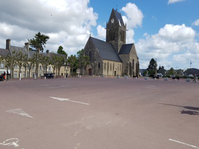 La place du village de Sainte-Mère-Eglise désertée à la mi-journée. - Thierry Valoi